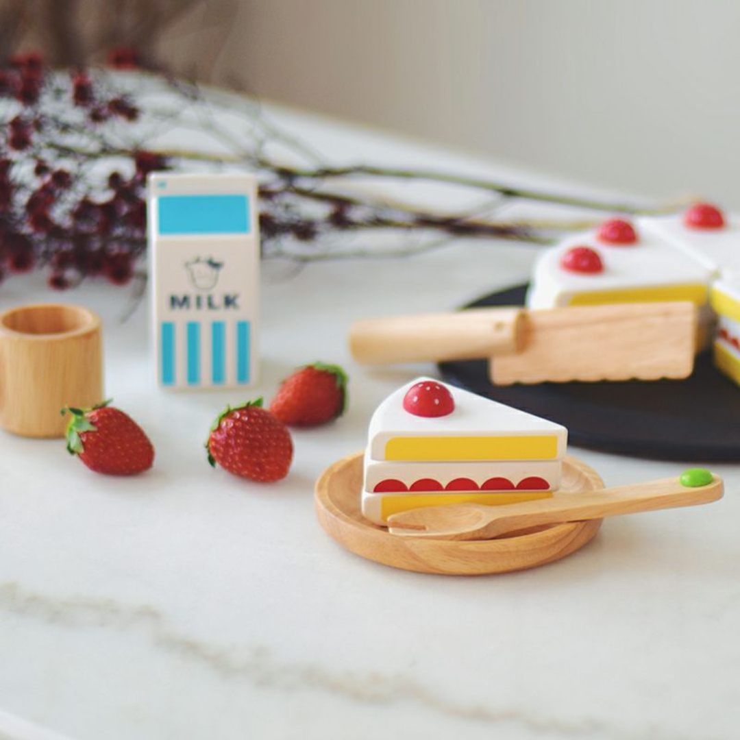 株式会社エドインターが販売する木のおままごと「いちごのショートケーキ」