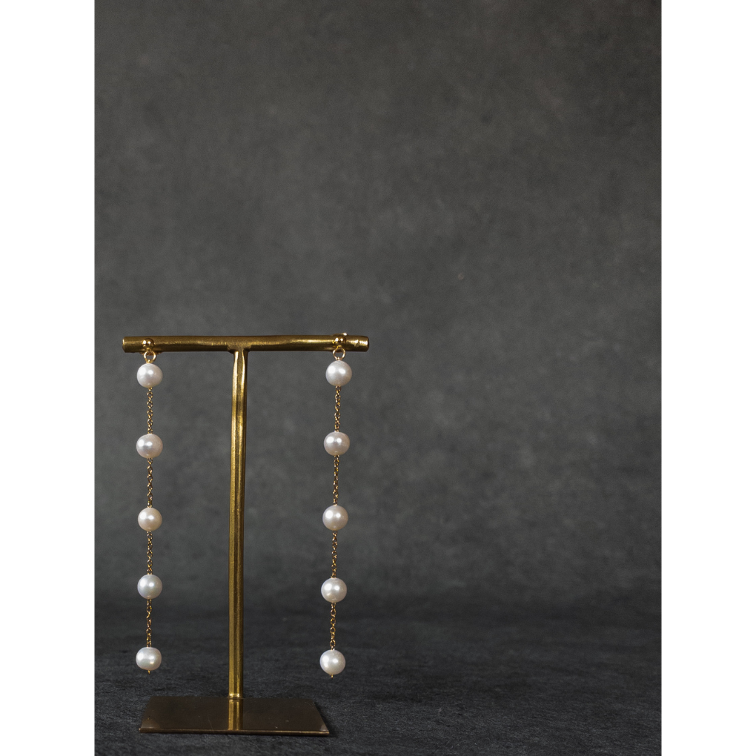 petite anneが販売するステーションパールピアス〜淡水パール