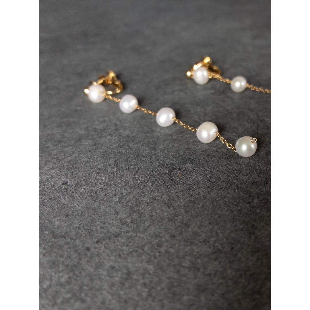 petite anneが販売するステーションパールピアス〜淡水パール