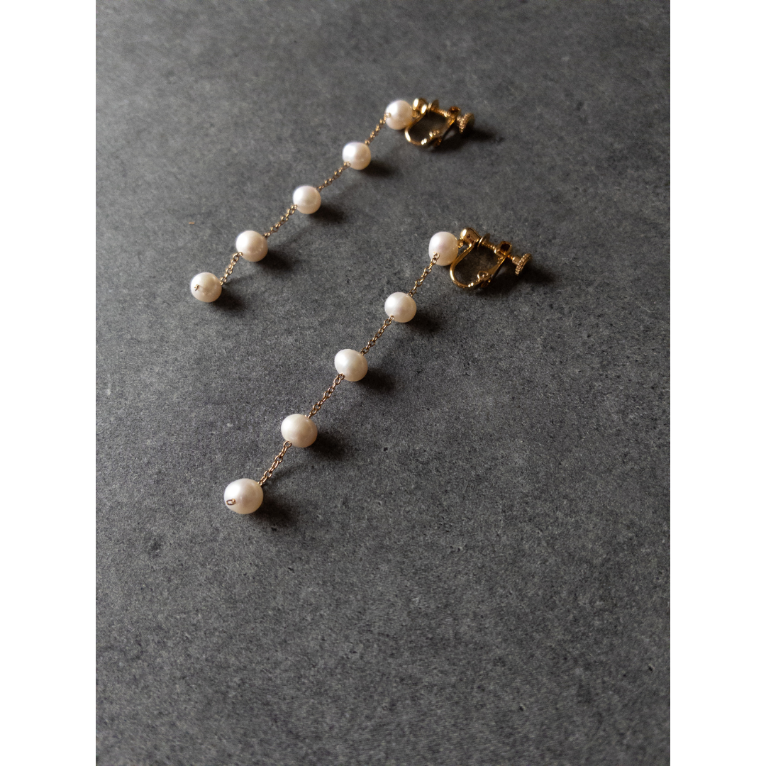 petite anneが販売するステーションパールピアス〜淡水パール