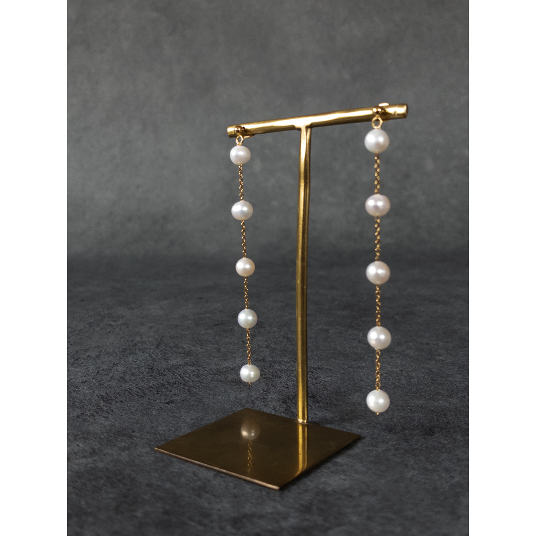 petite anneが販売するステーションパールピアス〜淡水パール