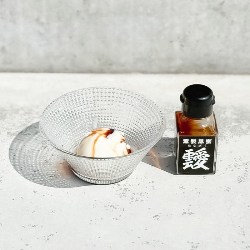 株式会社POTRIVERが販売する薫製黒蜜 靉(たなびく)