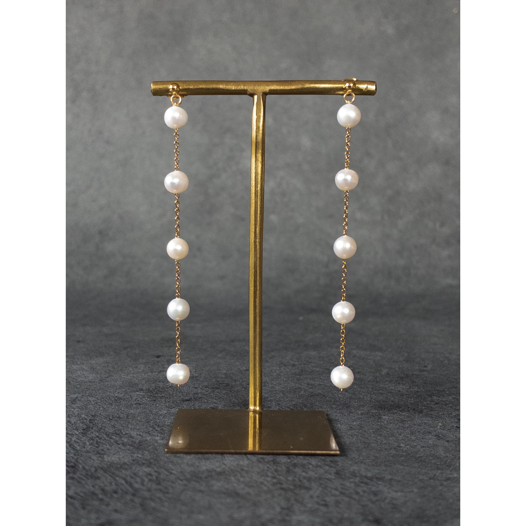 petite anneが販売するステーションパールピアス〜淡水パール