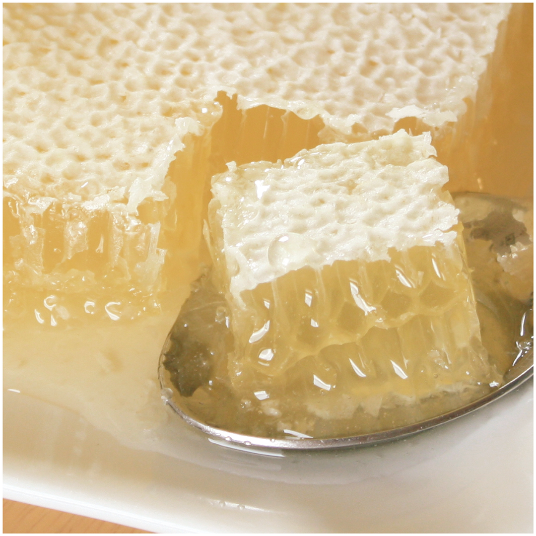 株式会社エイ・ダヴリュー・エイが販売する巣はちみつ オーガニック アカシアコムハニー 化粧箱入り 200g