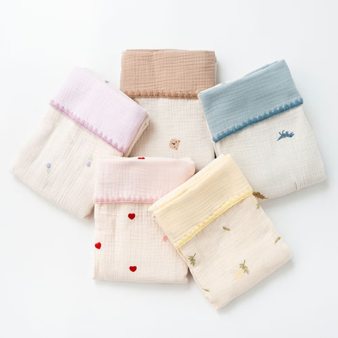 株式会社アミングが販売する4重ガーゼおくるみ刺繍 全3種