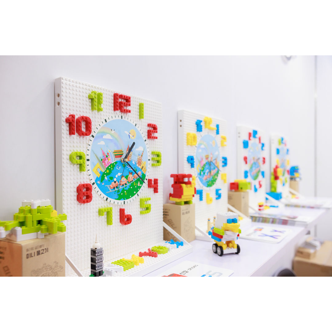 オンリー株式会社が販売するMoji Block 時計ブロック 全3種