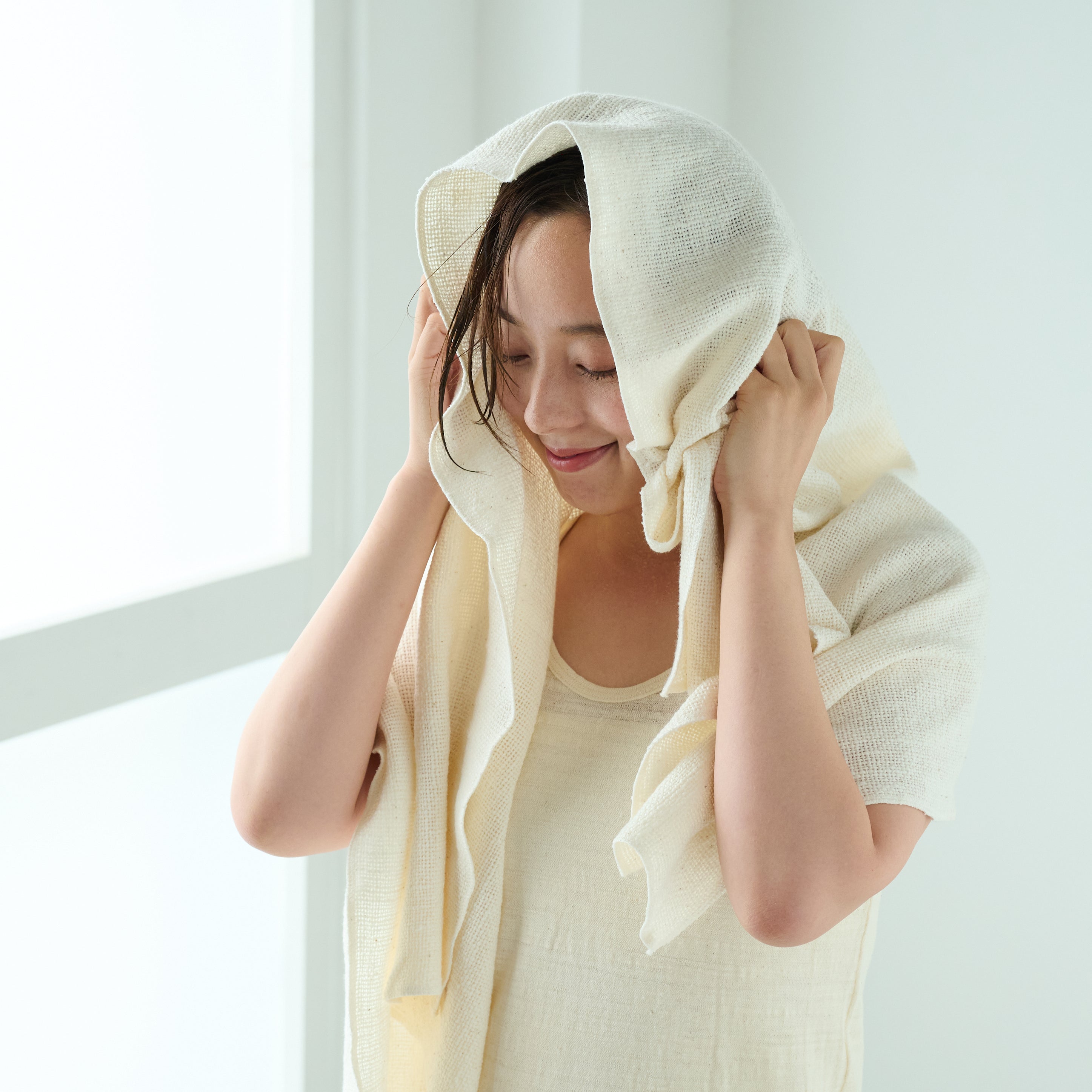 益久染織研究所が販売するガラ紡のマルチクロス(生成)