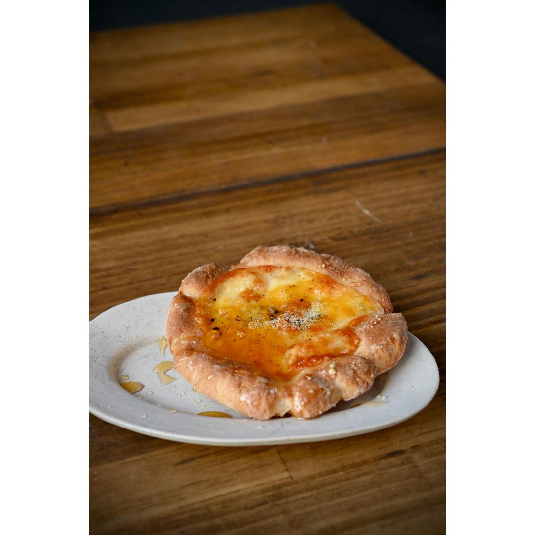 パンとおやつのはるこめが販売する米粉ピザ（3枚入り）全2種