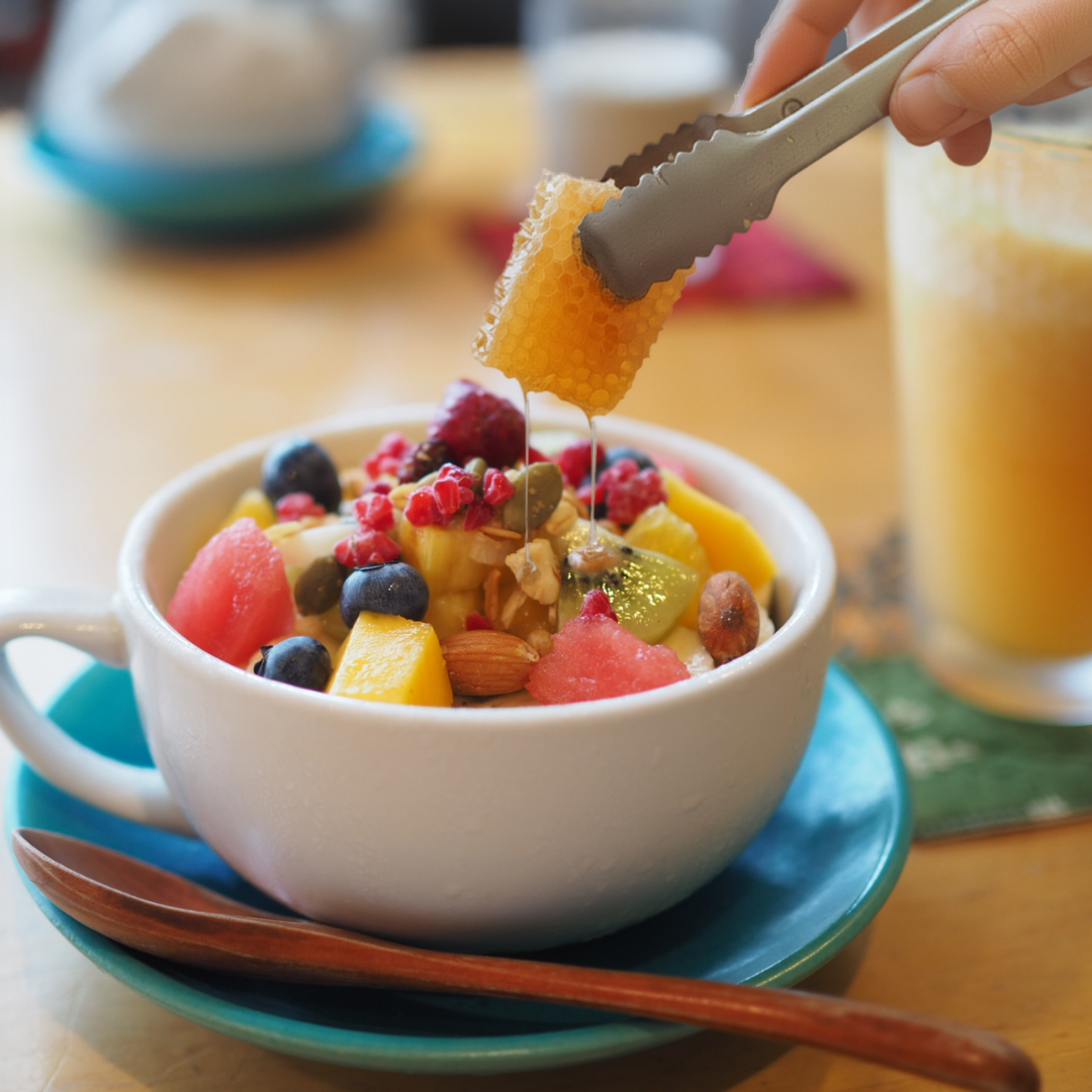 株式会社エイ・ダヴリュー・エイが販売する巣はちみつ オーガニック アカシアコムハニー  化粧箱入り 200g