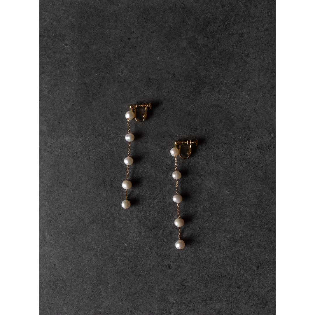 petite anneが販売するステーションパールピアス〜淡水パール