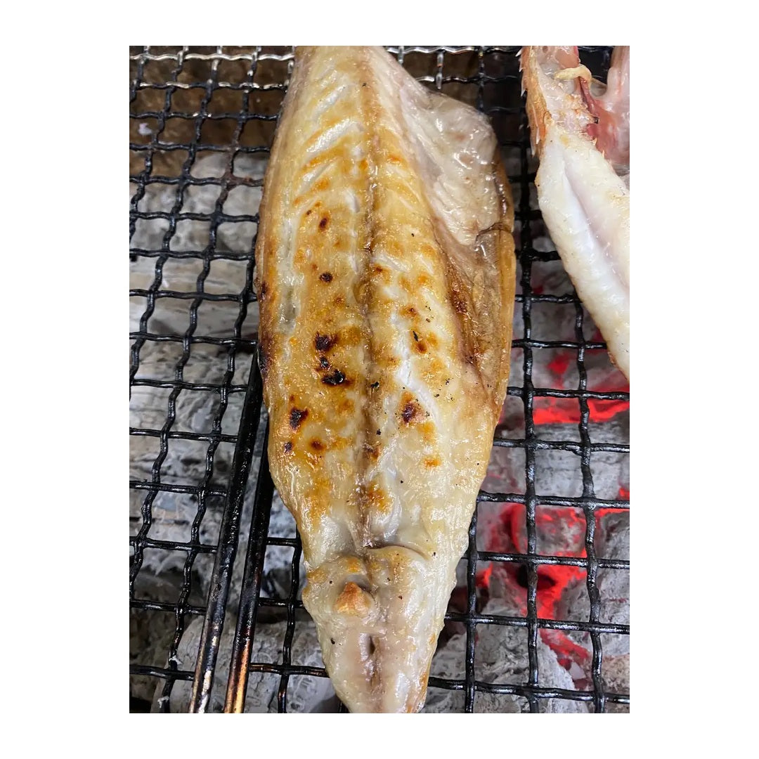 ヤマクニ水産 焼いてあるとろさば 炭火で焼いている様子